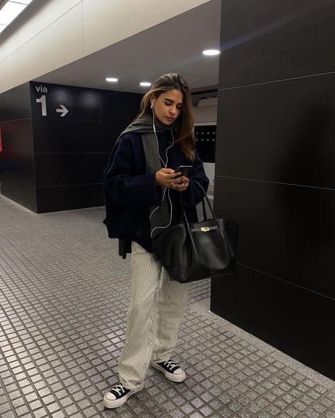 EMELIE LINDMARK (@emitaz) | Instagram Emitaz Hair, Emitaz Outfits, Grey And Black Outfits, Demellier New York, Chanel Bag Outfit, Emelie Lindmark, Scandinavian Outfit, Uni Bag, Scandinavian Fashion