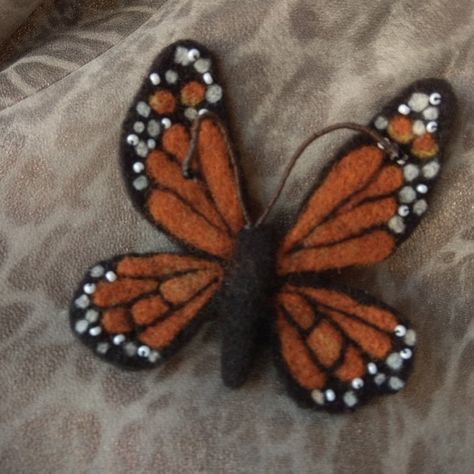 Felted Butterfly, Moth Brooch, Needle Felting Diy, Butterfly Insect, Wool Accessories, Wire Beads, Butterfly Pin, Needle Felting Projects, Felt Brooch