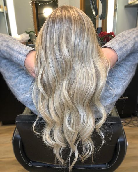 How STUNNING is Lauren’s new full highlight from last night. We did a combo of customized foiling and some foiliage pieces on her ends to… Partial Foil, Cool Haircuts For Girls, Blonde Foils, Full Highlight, Face Hairstyles, Bright Blonde Hair, Hair Colouring, Full Highlights, Latest Hair Color