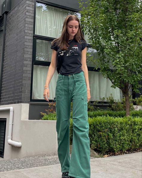 Simple Retro Outfit, Low Rise Outfit, Black Tshirt Outfit, Green Pants Outfit, Patterns Wallpaper, Monochrome Fashion, Minimal Outfit, Black Cross, Causual Outfits