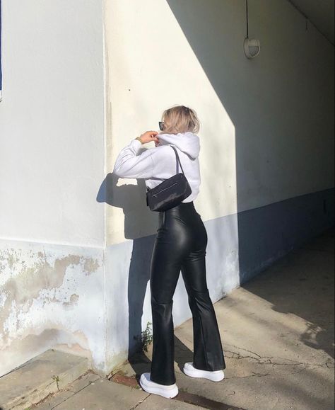 Black Flares Outfit Casual, Leather Pants Outfit Winter, Flares Outfit, Lederhosen Outfit, Pleather Pants, Leather Pants Outfit, Winter Fashion Outfits Casual, Autumn Fits, Black Leather Pants