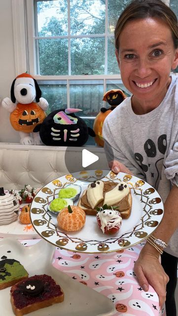 Shannon Doherty on Instagram: "EASY HALLOWEEN TREATS! 👻 SAVE & SHARE this with your Halloween bestie! These ideas are perfect for Halloween parties or just a little surprise for your family!! I absolutely love making these how cute are the strawberry mummies and the kiwi Frankenstein??! 👻🎃  LIKE + COMMENT - “spooky” - I will send your a list of all the fun Halloween mom hack snacks and also some of my favorite Halloween finds! Make sure you are following me to get the link sent!   Happy Halloween!!! Iove you guys! Hope I can inspire you to bring some Halloween fun into your home with these easy ideas!! #halloween #halloweenhack #halloweenrecipes #halloweenrecipe #easyrecipes #healthysnacks #healthysnack #halloweentreats #halloweenparty #momhack #momsofinstagram" Kiwi Frankenstein, Strawberry Mummies, Shannon Doherty, Easy Halloween Treats, Party Food Bars, Food Bars, Halloween Moms, Halloween Treats Easy, Fall Snacks