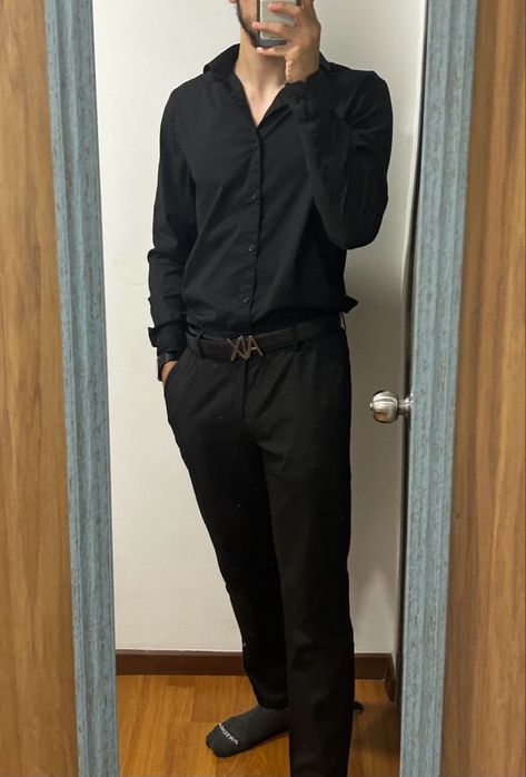 Mirror selfie of a man in aesthetic hot black outfit. All Black Waiter Outfit, Formal Outfit Men, All Black Aesthetic, Waiter Outfit, Cat Work, Jazz Bar, Chef Clothes, Formal Outfit, Black Aesthetic