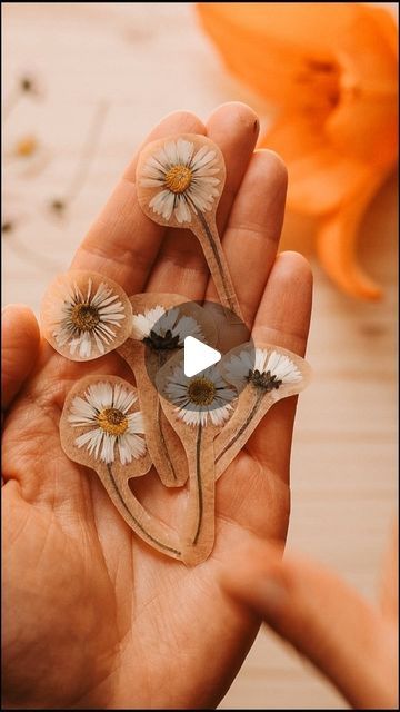 What To Do With Pressed Flowers, Diy Daisy Flower, Hygge Crafts, Forest Diy, Pressed Flowers Diy, Dried Flowers Diy, Make Stickers, Pressed Flower Crafts, Making Stickers