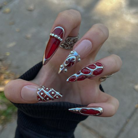 Red Nails With Silver Chrome, Red And Silver Chrome Nails, Silver And Red Nail Designs, Red And Chrome Nails, Silver Red Nails, Silver And Red Nails, Red And Silver Nail Designs, Nails Streetwear, Red Silver Nails