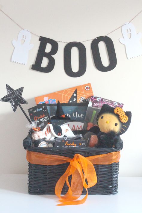 make a toddler halloween basket Halloween Craft Ideas, Halloween Care Packages, Halloween Gift Baskets, Halloween Basket, Kids Gift Baskets, Halloween Baskets, Boo Basket, Adornos Halloween, Spooky Gifts