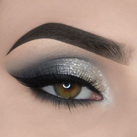 Daniela Silvestre on Instagram: “Would you like to see the pictorial from this look? 🖤 🦡 Brows: Dipbrow Pomade (Ebony) & Clear Brow Gel - @anastasiabeverlyhills…” Mac Eye Makeup, Grey Eye Makeup, Silver Eye Makeup, Shimmer Eye Makeup, Silver Makeup, Silver Eyeshadow, Bright Eye Makeup, Makeup Pictorial, Stila Cosmetics