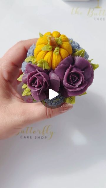 Kirsty on Instagram: "I love our mini pumpkin mould. You can use it with buttercream too!! Just make sure you really force it into the mould and freeze it for at least 20 minutes. Perfect little pumpkin every time 🎃 available to purchase on our website ♥️ #cupcakequeen
#buttercreamcupcakes #cupcakebouquet
#floralpiping #cupcakebouquetsofinstagram 
#buttercreamflowers #cupcakeart
#cupcakesofinstagram #cakedecorating
#floralcake #cupcakes #cupcakedesign
#cakeart #flowerpiping 
#cakedesign #cupcakeoftheday
#cupcake #cakeideas
#cakelove #cakedecorator #cupcakebouquet 
#handpipedflowers #pipingflowers #pipingskills 
#pipedflowers #pipingtutorial #buttercreamflowertutorial 
#cupcaketutorial #cupcakes #fallcupcakes  #autumnalblooms" Autumn Cupcakes Decoration, Fall Floral Cupcakes, Fall Flower Cupcakes, Buttercream Flowers Tutorial, Piping Tutorial, Pumpkin Mold, Cupcake Queen, Piping Flowers, Fall Cupcakes