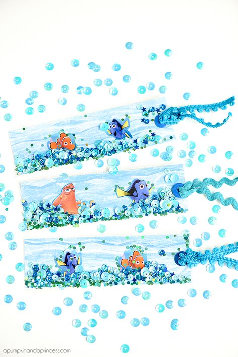 Finding Dory Bookmarks – DIY shaker bookmarks made with glitter, sequins, and Finding Dory stickers to create an ocean themed bookmark for kids. These also make a great Finding Dory party favor! Finding Dory Crafts, Shaker Bookmarks, Finding Dory Party, Dory Party, Bookmarks Diy, Creative Kids Crafts, Bookmarks Kids, Diy Bookmarks, Finding Dory