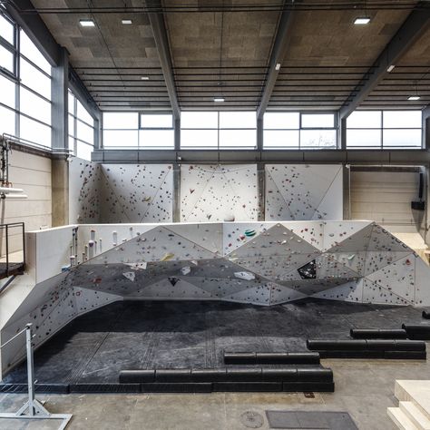 Indoor Bouldering, Dark Academia Interior, Home Climbing Wall, Bouldering Gym, Playgrounds Architecture, Rock Climbing Gym, Bouldering Wall, Indoor Rock Climbing, Climbing Gym