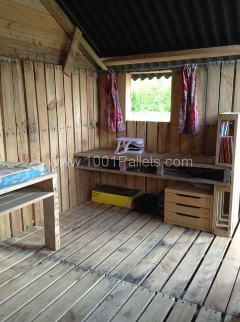 Canning pallets house Pallet House Plans, Pallet Cabin, Pallet Sheds, Pallet Kids, Pallet Playhouse, Pallet Building, Pallet Shed, Diy Pallets, 1001 Pallets