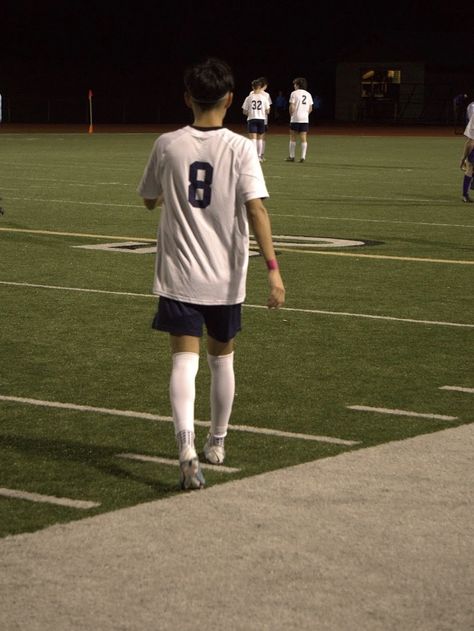 Football Aesthetic Boy, Football Boy Aesthetic, Guy Playing Soccer, High School Soccer Boys, Soccer Boy Aesthetic, Futbol Aesthetic, Max Guevara, Soccer Poses, Soccer Skills Training