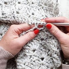 DIY Haak je eigen omslagdoek voor heerlijke zomeravonden buiten. - VANKAAR Crochet Techniques, Crochet Shawl, Crochet Cardigan, Beautiful Crochet, Crochet Crafts, Ponchos, Arm Warmers, Knitting Pattern, Fiber Art