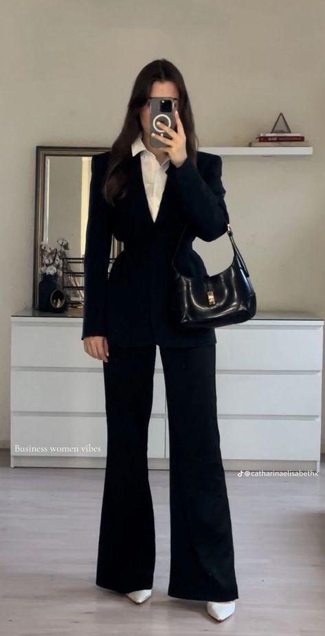 Business Outfits For Women Aesthetic, Old Money Flare Pants, Black Blazer With White Shirt, Black Trousers And Heels Outfit, Business Dress Aesthetic, Elegant Lawyer Outfit, Classic Pants Women Outfit, All Black Outfit Formal Classy, Classy Black Outfits For Women Aesthetic