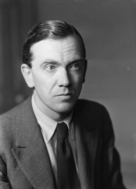 Write Only 500 Words Per Day and Publish 50+ Books: Graham Greene's Writing Method |  Open Culture James Theo, Morals Quotes, English Writers, Graham Greene, Vevey, Robert Louis Stevenson, Writers And Poets, Famous Authors, Famous Books