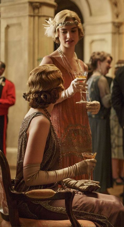 Estilo Charleston, 20s Aesthetic, Gatsby Party Outfit, Look Gatsby, 1920s Aesthetic, Downton Abbey Costumes, 1920s Glamour, Style Année 20, Downton Abbey Fashion