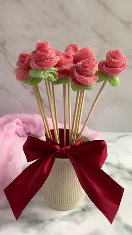 Diy candy roses🤍super easy!!! #sourcandy #diygiftideas #diy #valentin... | candy roses | TikTok Diy Gift Ideas Valentines Day, Diy Candy Flowers, Candy Roses Diy, Candy Rose Bouquet, Edible Party Favors, Candy Gifts Diy, Candy Roses, Valentines Day Baskets, Candy Flowers