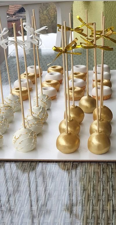 White And Gold Wedding Dessert Table, Gold Cake Pops Ideas, White And Gold Decorations Birthday, 50th Cake Pop Ideas, Wedding Dessert Table White And Gold, Anniversary Cake Pops Ideas, White And Gold Cakepops, All White And Gold Party, Golden Cake Pops