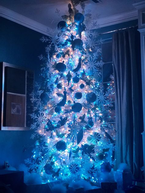 Blue Christmas tree Frozen Christmas Tree Decorations, Tree Theme Ideas, Christmas Tree Theme Ideas, Frozen Christmas Decorations, Crismas Tree, Frozen Christmas Tree, Turquoise Christmas Tree, Kids Christmas Tree, Christmas Tree Theme