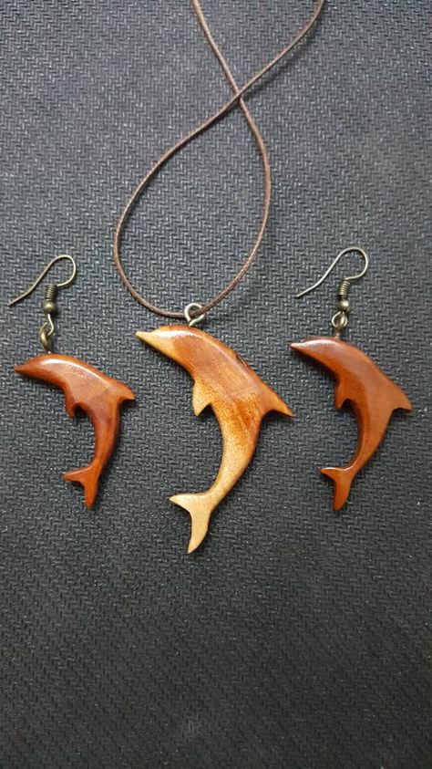 Wood Necklace Diy, Easy Wood Carving, Bois Intarsia, Tools Aesthetic, Wood Jewelry Diy, Wooden Jewelery, Dremel Crafts, Wood Craft Patterns, Dremel Carving