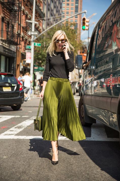 What to Wear in Your 30s Trendy Professional Outfits, Green Pleated Skirt, Long Skirt Outfits, Black Knit Top, Looks Street Style, 가을 패션, Skirt Design, Night Outfits, Work Fashion