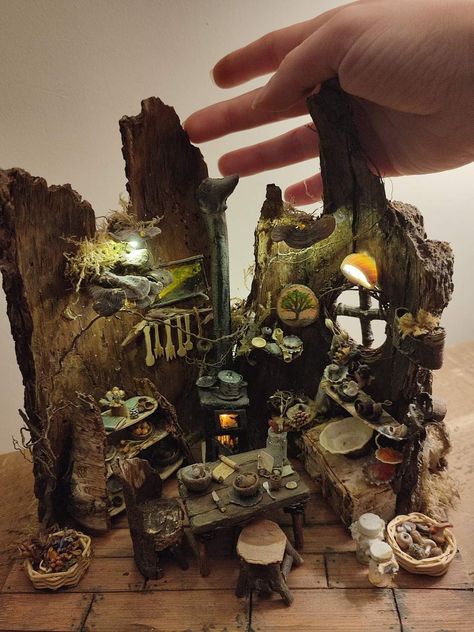 Gothic Dollhouse, Miniatures Diy, Fairy Stuff, Fairy House Diy, Fairy Garden Crafts, Fairy Furniture, Faeries Gardens, Deco Nature, Fairy Crafts