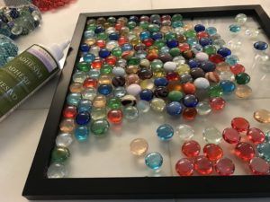 Diy Glass Gems Crafts, Crafts With Glass Gems, Glass Gems Projects Ideas, Flat Marbles Crafts Old Windows, Glass Gem Crafts Flat Marbles, Window Art Diy, Window Frame Art, Glass Gem Magnets, Cheap Picture Frames