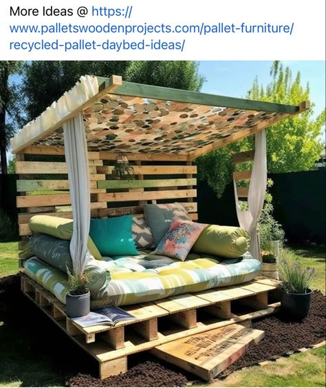 Garden Day Bed Ideas, Pallet Day Bed, Pallet Patio Decks, Daybed Outdoor, Backyard Sitting Areas, Pool Patio Furniture, Pallet Daybed, Summer Outdoor Decor, Diy Daybed