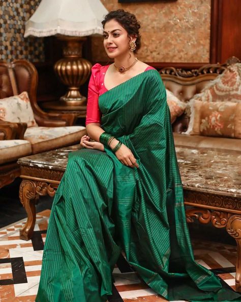 Blouse For Plain Green Saree, Blouse On Green Saree, Green Saree Blouse Ideas, Anusree In Saree, Green Blouse Saree Combination, Borderless Saree Blouse Designs, Green Saree Pink Blouse Designs, Peacock Green Saree Contrast Blouse, Green Saree Blouse Combination