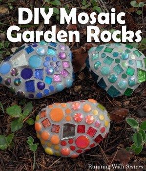 Make mosaic garden rocks to add a pop of color to the garden. We'll show you how to glue the tiles and mix the grout. A great DIY mosaic project for anyone! Diy Mosaic Garden, Diy Mosaic Projects, Garden Rocks, Mosaic Stepping Stones, Mosaic Rocks, Mosaic Garden Art, Diy Mosaic, Diy Outdoor Decor, Mosaic Decor