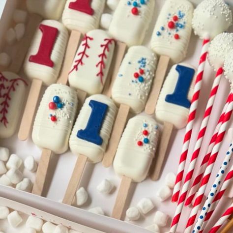 Lauren | SweetsbySmooches 🍭 on Instagram: "ROOKIE OF THE YEAR ⚾️1️⃣⁣ 1st birthday sweets ⁣ ⁣ #rookieoftheyear⁣#baseball #baseballparty #rookiecard #rookieoftheyear #firstbirthday #funtobeone #redwhiteandroyalblue #partypack #westchesterkids #ricekrispytreats #oreos #firstbdayideas #cakepops #baseballoreos #cakesicles #partyinspo #caketable #partydecoration #sprinklemix #desserttable #sweettreats #nyevents #kidseventplanner #partypack #cakesiclesofinstagram" Baseball Cakesicles, Baseball Sweets, Birthday Sweets, Dessert Box, Baseball Theme Party, Rookie Of The Year, Dessert Boxes, Baseball Party, Party Treats