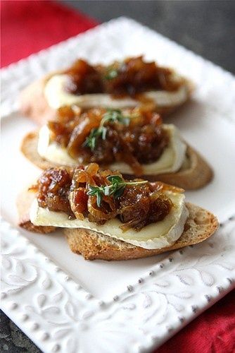 Crostini with Caramelized Onions, Melted Cheese & Sage Bacon Marmalade, Marmalade Recipe, Carmelized Onions, God Mat, Snacks Für Party, Finger Food Appetizers, Party Food Appetizers, Marmalade, Finger Food