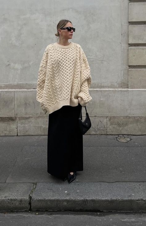 Chunky Sweater Work Outfit, Cozy Library Outfit, Chunky White Sweater Outfit, White Pullover Outfit Winter, Oversized Cable Knit Sweater Outfit, White Chunky Sweater Outfit, White Oversized Sweater Outfit, Black Oversized Sweater Outfit, Oversized Black Sweater Outfit