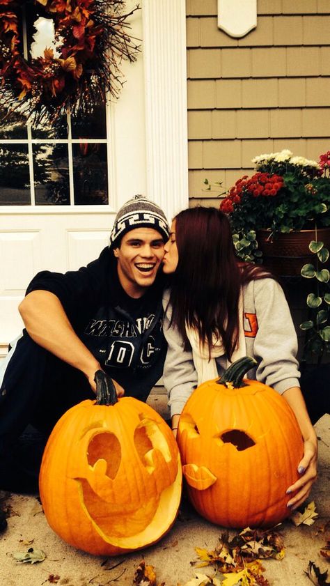 49 Easy, Cool and Scary DIY Pumpkin Carving Ideas for Halloween 2015 Couples Carved Pumpkins, Diy Pumpkin Carving, Cute Pumpkin Carving, Easy Pumpkin Carving, Carved Pumpkins, Pumpkin Carving Ideas, Pumpkin Carving Patterns, Hallowen Costume, Halloween Pumpkins Carvings