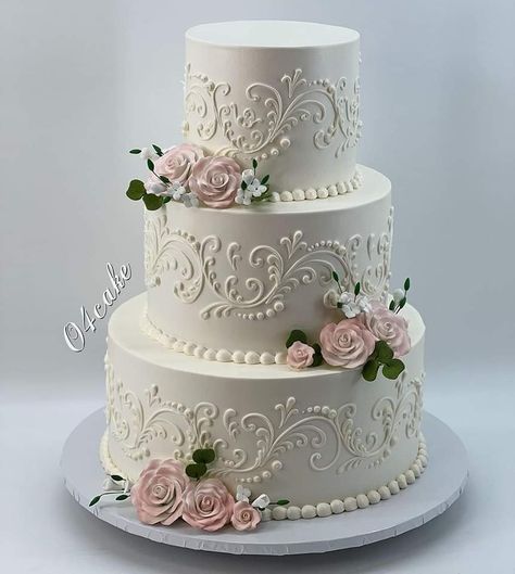 Wedding Cake Piping Designs, Simple Floral Wedding Cake, Wedding Pews, Wedding Cakes Elegant, Idee Babyshower, 3 Tier Wedding Cakes, Diy Wedding Cake, Dream Wedding Cake, Classic Wedding Cake