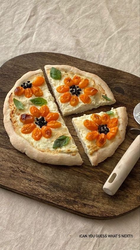 Flower Pizza, Pizza Aesthetic, Cute Pizza, Pizza Pizza, Food Goals, Food Is Fuel, Cafe Food, Beautiful Food, Pretty Food