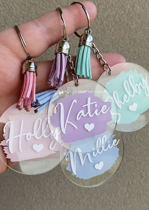 Seni Resin, Keychain Svg, Pola Macrame, Acrylic Keyring, Personalised Keyrings, Cricut Explore Projects, Idee Cricut, Projets Cricut, Cricut Projects Beginner