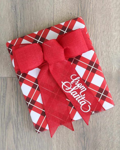 If you're looking for how to make a bow with ribbon, these 12 DIY tutorials are perfect for you! Follow the step by step in the post or video and get the bow making guidebook! These bows are perfect for gifts, wreath bows, a Christmas tree top, garlands, and more! Ribbon Bow For Gifts, Present Bows Diy Ribbons, Make A Bow With Ribbon, Diy Ribbon Bows, Christmas Ribbon Bows, Christmas Gift Ides, How To Make A Ribbon Bow, Bow With Ribbon, Bow Board