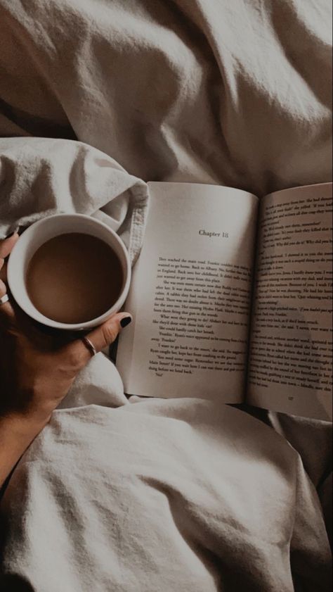 Books To Read In Your 20s, Los Angeles Aesthetic, Relaxing Reading, Cup Of Hot Chocolate, Reading Motivation, Colleen Hoover Books, Bookstagram Inspiration, Your 20s, Coffee Girl