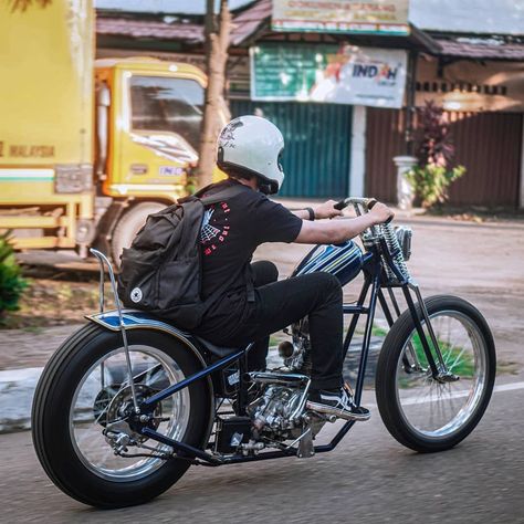 Indonesian Chopper Enthusiast’s Instagram photo: “Support Indonesian Chopper community. Use #choppergangs tag @choppergangs . . -Reposted from @budisstwn Chopper to campus ⚡ #chopper…” King And Queen Seat, Motor Custom, Mx King, Custom Motorcycles Bobber, Motor Mobil, Chopper Bike, Chopper Motorcycle, Kustom Kulture, Sepeda Motor