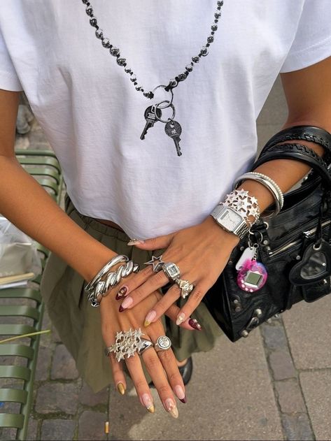 Sofia Coelho, jewelry, silver, outfit inspo, fashion, bracelets, rings, green, aesthetic Ahs Style Jewelry, Ahs Jewelry, Ahs Style, Chain Outfit, Sofia Coelho, Silver Outfit, Polar Opposites, Rings Green, Street Style Aesthetic