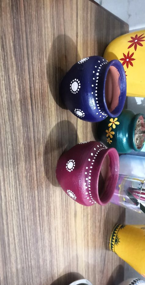 Karwa Chauth Pot Painting, Small Pot Painting Ideas Indian, Clay Pot Art Design, Kulhad Decoration Ideas, Small Matki Painting Ideas, Small Matka Painting Designs, Mataki Decoration Idea, Small Pot Painting Ideas Easy, Mud Pot Painting