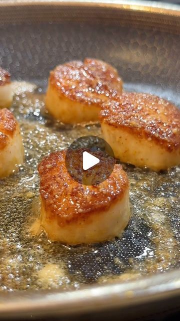 Alessandra Ciuffo on Instagram: "The tips and tricks to make the BEST seared scallops every time 🔥  Scallops are often seen as an intimidating dish that people often only order at restaurants, but it’s actually one of the easiest proteins to make! It cooks in less than 5 minutes 👀  Tips and tricks below 👇   🔪 Be sure to buy DRY scallops. Some fish stores sell a plumper looking scallop that has added water to it…be sure to avoid this. Aside from being unnatural, the excess water will ruin the sear.   🔪 Pat the scallops dry with paper towel and remove the abductor muscle if still attached (the little thing along the side.) It only needs a simple, light pull to come off.   🔪 Season generously with salt from high above and evenly. You can add more seasoning if you’d like, but when the qu How To Pan Fry Scallops, Easy Scallops Recipe, How To Cook Scallops In Pan, Frozen Scallop Recipes, Sea Scallop Recipes, Searing Scallops, Scallops And Pasta, Fish Casseroles, Best Scallop Recipe