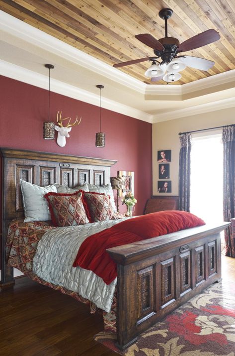 Rustic Red Bedroom Ideas, Red Bedroom Accent Wall, Bedroom Red Walls Ideas, Bedroom With Red Accent Wall, Bedroom Red Decor, Red Accent Bedroom Ideas, Retro Master Bedrooms Decor, Rustic Red Bedroom, Red Walls Bedroom