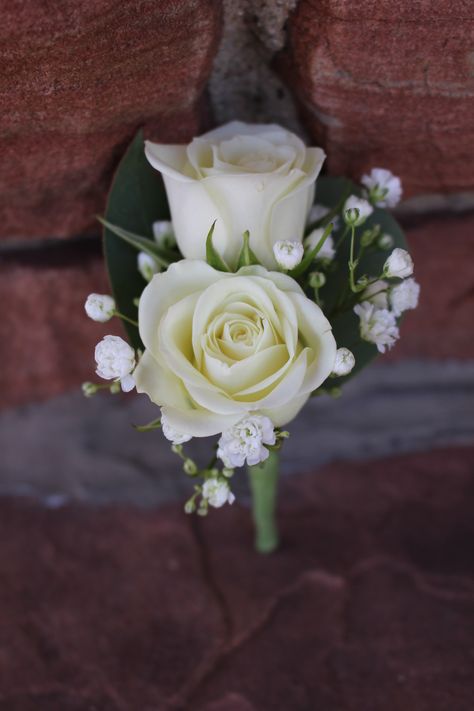 Wedding Bouquets Groom, White Boutineer Ideas, Groomsman Boutonniere White, White Boutennaire, Mens Boutineers Wedding White, Father Of The Bride Boutonniere, Groom Boutonniere White Rose, White Boutonniere Prom, White Boutonierre