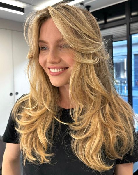 Long Layered Hairstyle with Face-Framing Bangs Blonde Layered Hair, Dirty Blonde Hair, Hairstyles For Layered Hair, Blonde Hair Inspiration, Long Hair With Bangs, Long Blonde, Long Layered Hair, Haircuts For Long Hair, Long Straight Hair