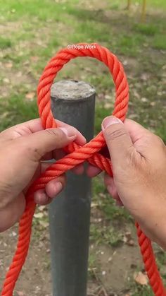 The MOST reliable knot in the world.。 Celtic Knots Diy, Rope Splicing, Knot Tying Instructions, Knot Tying Tutorial, Easy Fishing Knots, Quick Release Knot, Fishing Knots Tutorials, Animated Knots, Scout Knots