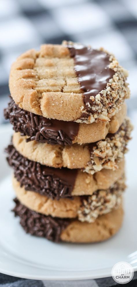 Chocolat-Dipped Peanut Butter Cookies January Cookies, Chocolate Soft Cookies, Cookie Display Ideas, Peanut Chocolate, Resepi Biskut, Best Peanut Butter Cookies, Classic Peanut Butter Cookies, Flavor Combinations, Slow Cooker Desserts