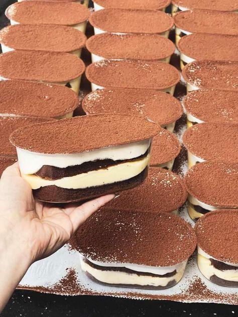 Tiramisu Business, Tiramisu Box, Dessert Cups Recipes, Food Business Ideas, Dessert In A Jar, Dessert Packaging, Soul Food Dinner, Tiramisu Cake, Cake Business