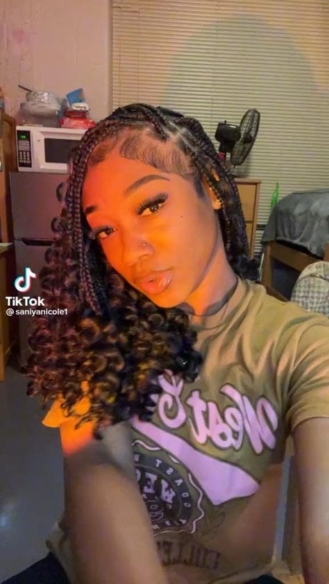 Hairstyles To Do On Braids With Curls, Short Cute Braids, Bob Braids With Curly Ends, Curly Bob Braids, Knotless Bob With Curls, Short Braids With Curls At The End, Braids For Black Women Short, Short Knotless Box Braids, Short Braids With Curls